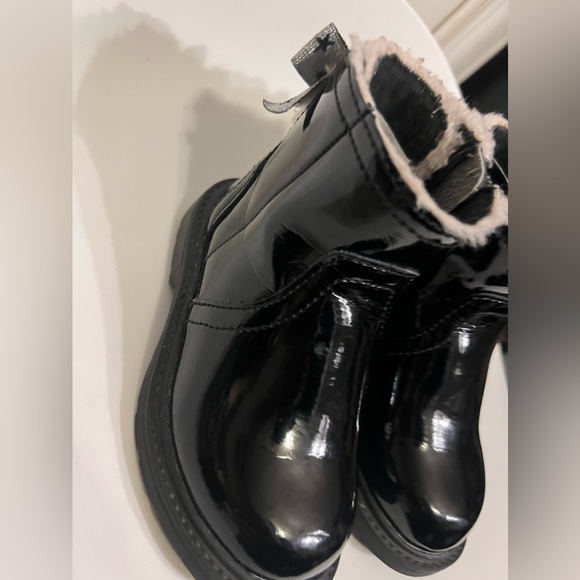 Ugg Girls Ugg Patent Leather Lynde Ankle Boots Black size US5 UK 23.5 IS 7 - Picture 3 of 9